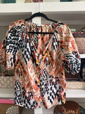 LOVESTITCH Woven V-Neck Button Front Top in Multi-Color. Size Medium.